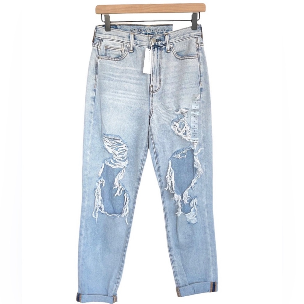 NWT American Eagle Light Wash Distressed Mom Jeans size 0